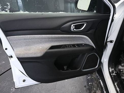 Used 2024 Jeep Compass Latitude image 18