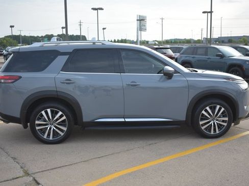 Used 2022 Nissan Pathfinder Platinum w/ Lighting Package (N93) AWD/4WD image 4
