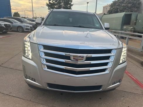 Used 2017 Cadillac Escalade Luxury RWD image 2