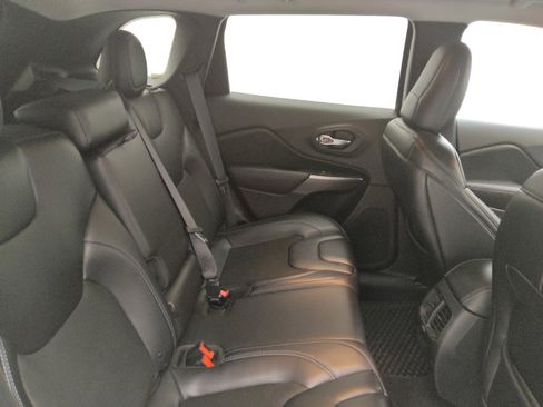 Used 2019 Jeep Cherokee Latitude Plus w/ Comfort/Convenience Group image 19