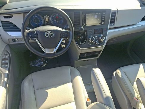 Used 2020 Toyota Sienna L image 11