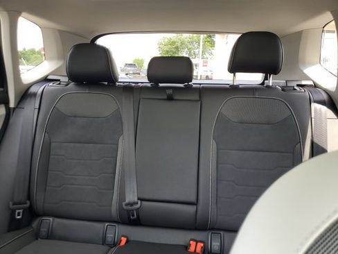 Certified 2025 Volkswagen Taos SE w/ Panoramic Sunroof Package FWD image 11