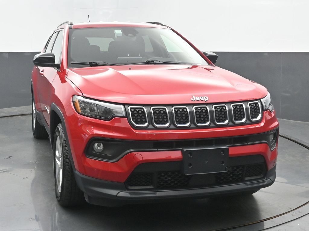 Used 2024 Jeep Compass Latitude AWD/4WD image 9