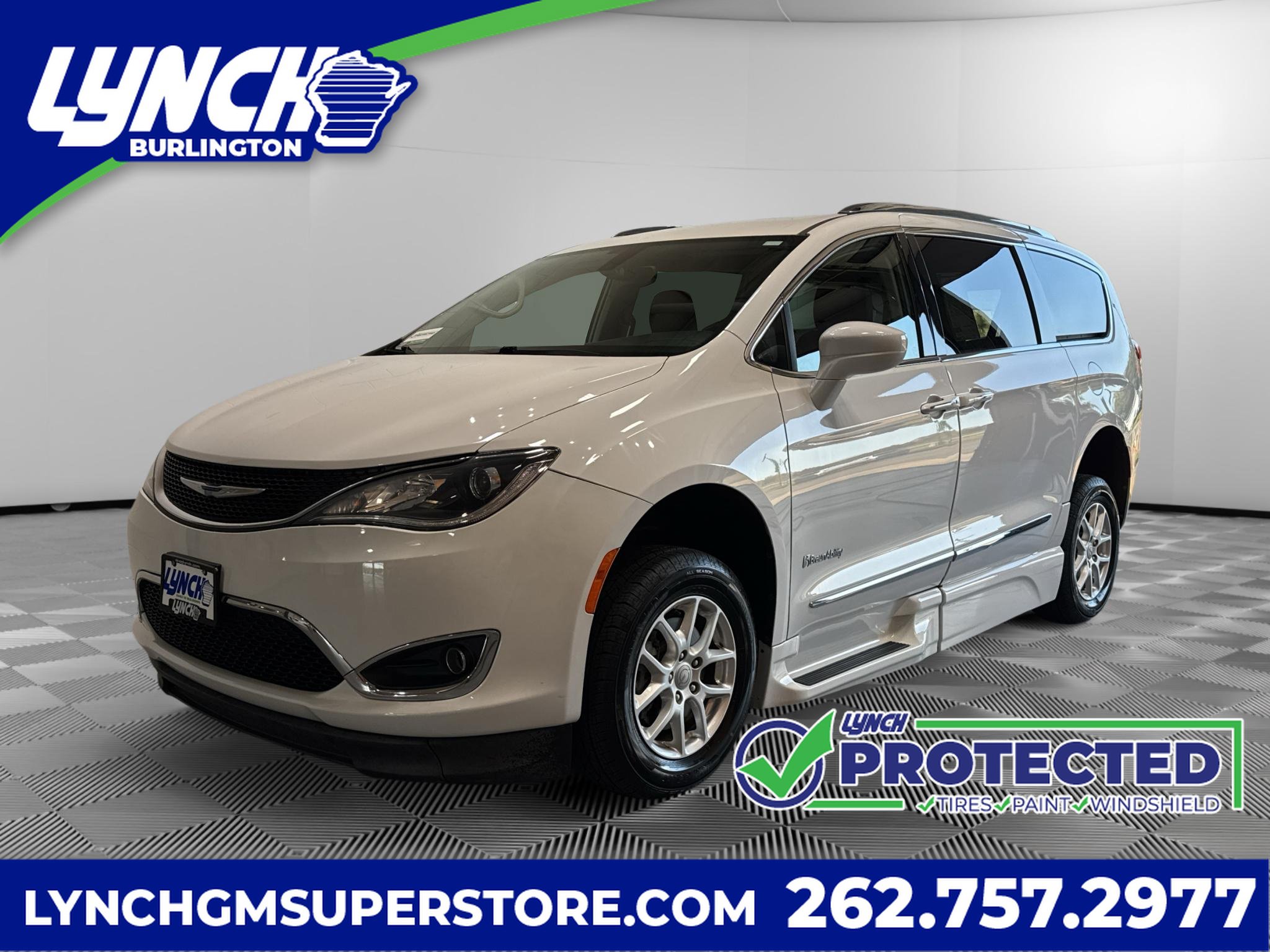 Used 2020 Chrysler Pacifica Touring-L FWD image 1