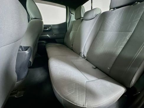 Used 2018 Toyota Tacoma TRD Sport image 19