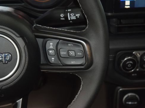 Used 2025 Jeep Gladiator Mojave AWD/4WD image 33