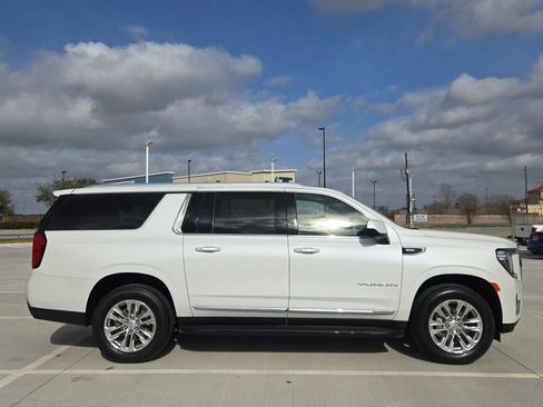 Used 2024 GMC Yukon XL SLT image 2