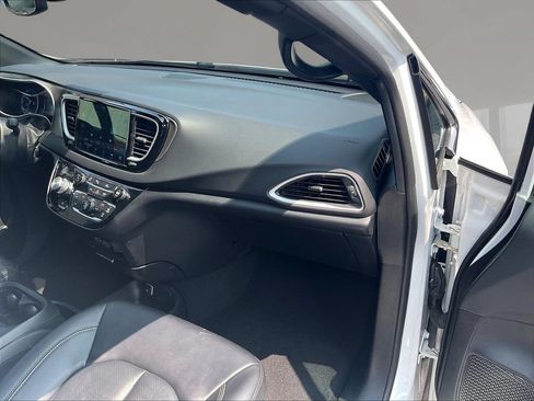Used 2025 Chrysler Pacifica Select FWD image 26