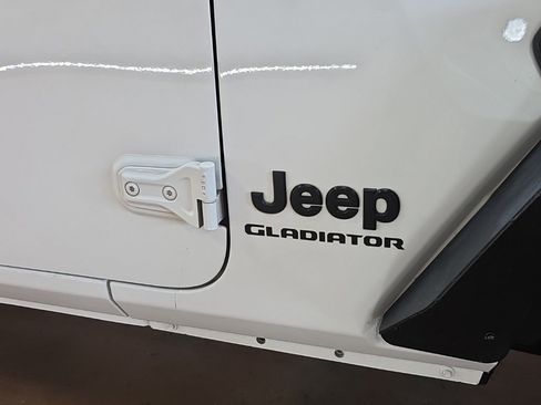 Used 2021 Jeep Gladiator Sport image 12