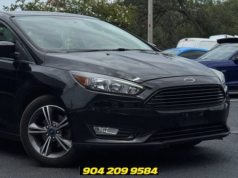 Used 2018 Ford Focus SE w/ SE Appearance Package FWD image 2