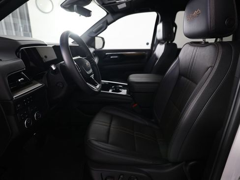 Used 2025 Chevrolet Tahoe High Country AWD/4WD image 16