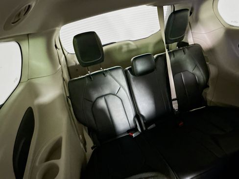 Used 2023 Chrysler Pacifica Touring-L FWD image 34