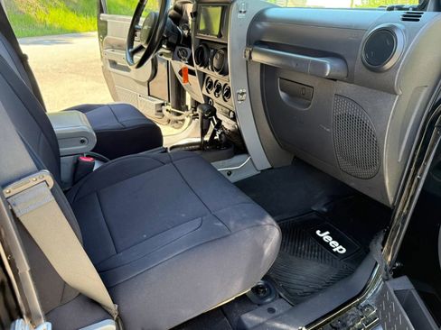 Used 2010 Jeep Wrangler Unlimited Rubicon AWD/4WD image 11
