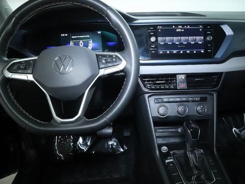 Certified 2022 Volkswagen Taos SE w/ Panoramic Sunroof Package AWD/4WD image 31