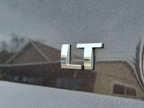 Used 2017 Chevrolet Suburban LT image 6