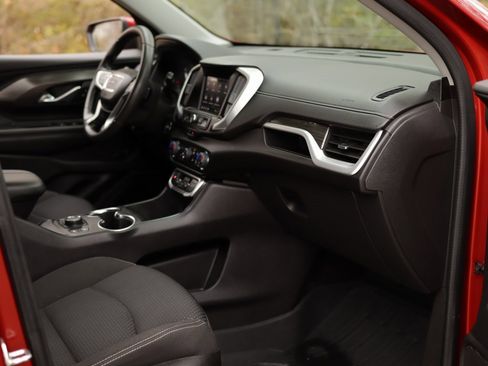 Used 2024 GMC Terrain SLE w/ Driver Convenience Package image 29