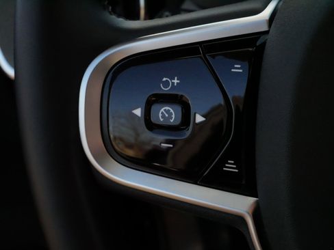 Used 2025 Volvo XC60 B5 Plus image 25