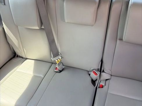 Used 2019 Toyota Highlander XLE image 3