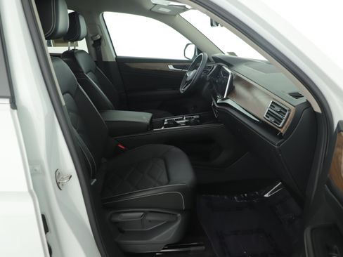 Used 2024 Volkswagen Atlas SE image 12