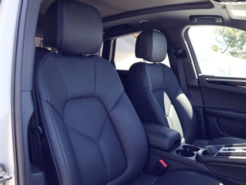 Certified 2025 Porsche Macan image 24