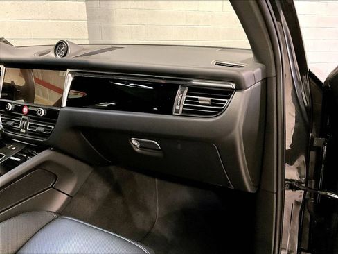 Used 2025 Porsche Macan image 19
