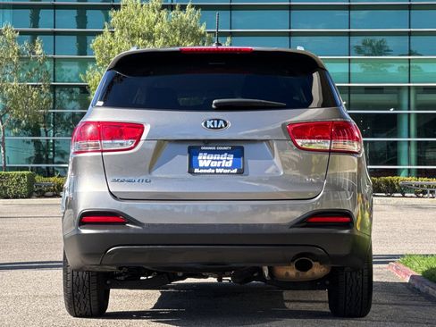 Used 2017 Kia Sorento AWD image 5