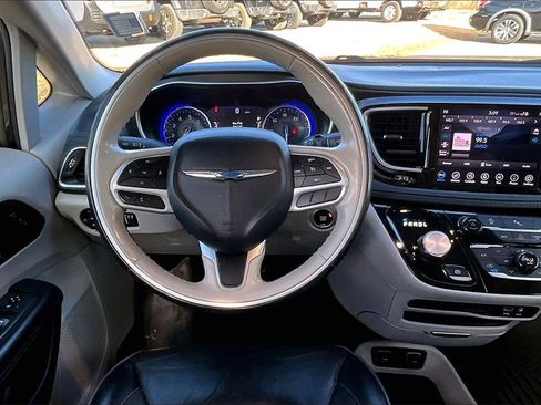 Used 2020 Chrysler Pacifica Limited image 5