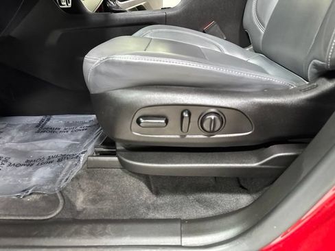 Used 2019 Chevrolet Traverse LT w/ LT Premium Package FWD image 8