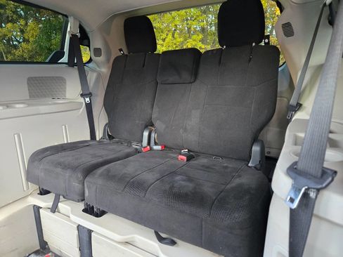 Used 2012 Dodge Grand Caravan SXT image 32