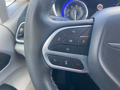 Used 2023 Chrysler Pacifica Touring-L FWD image 16