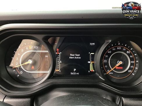 Used 2025 Jeep Gladiator Rubicon w/ Technology Group AWD/4WD image 19