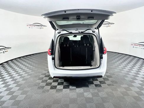Used 2023 Chrysler Pacifica Touring-L FWD image 26