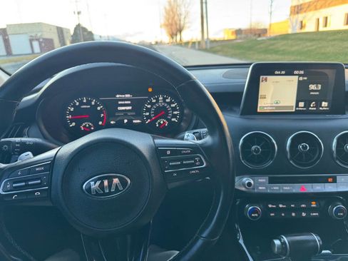 Used 2018 Kia Stinger Premium image 11