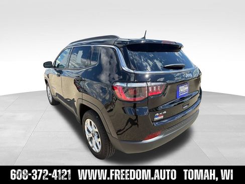Used 2026 Jeep Compass Latitude AWD/4WD image 3
