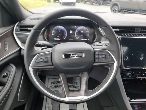 New 2025 Jeep Grand Cherokee Limited w/ Luxury Tech Group II image 19