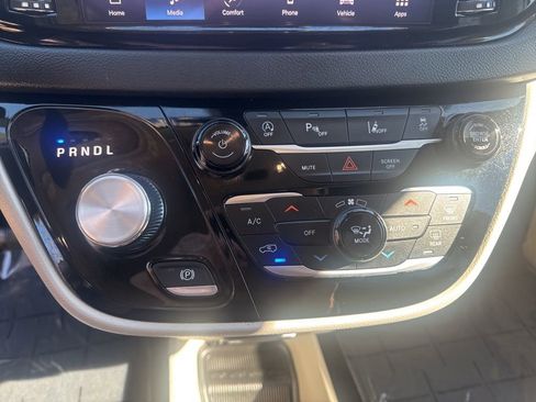 Used 2024 Chrysler Pacifica Touring-L image 27