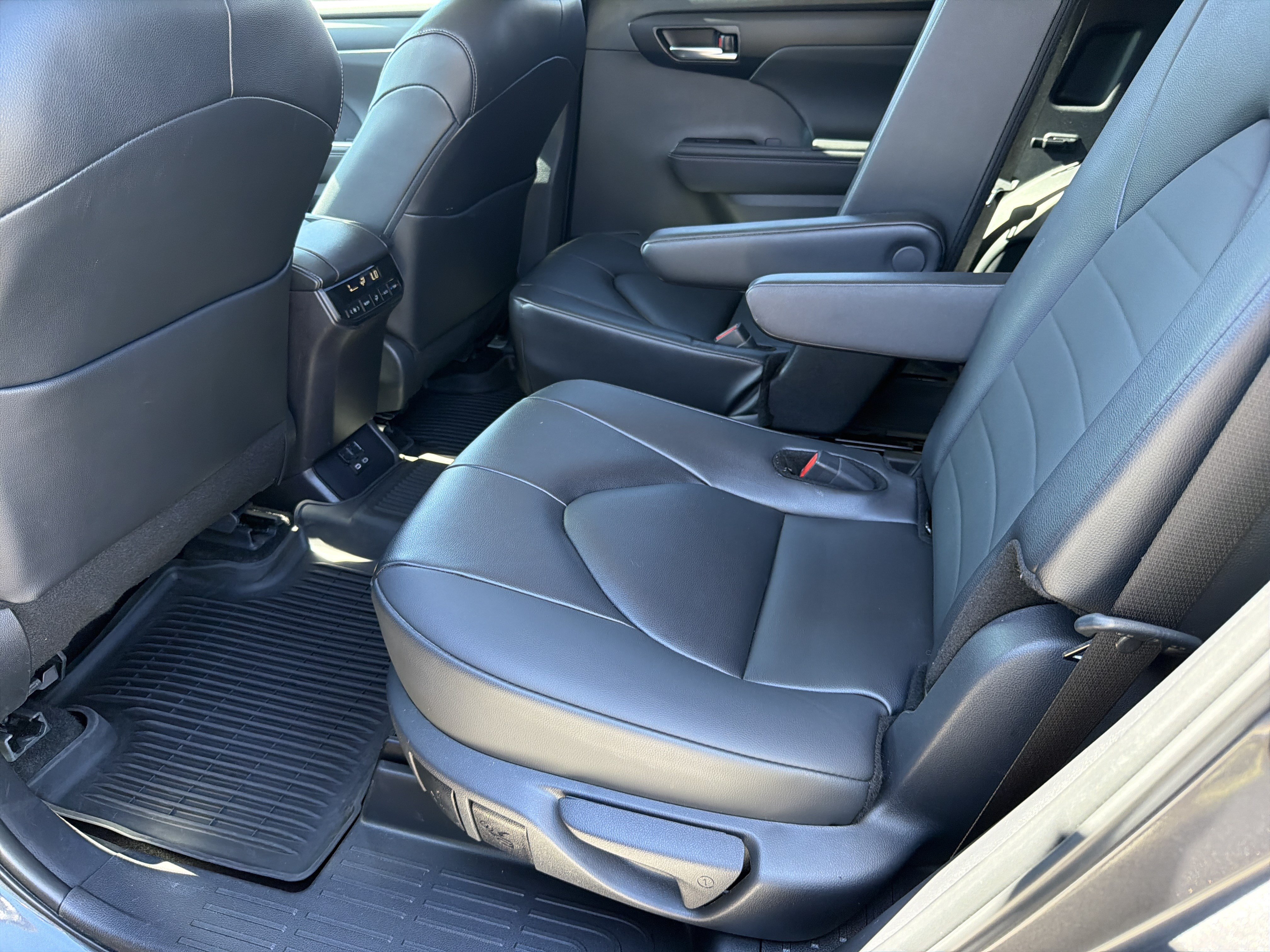 Certified 2025 Toyota Highlander XLE FWD image 30