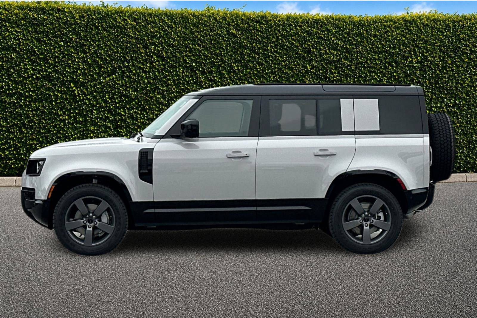 New 2026 Land Rover Defender 110 X-Dynamic SE AWD/4WD image 3