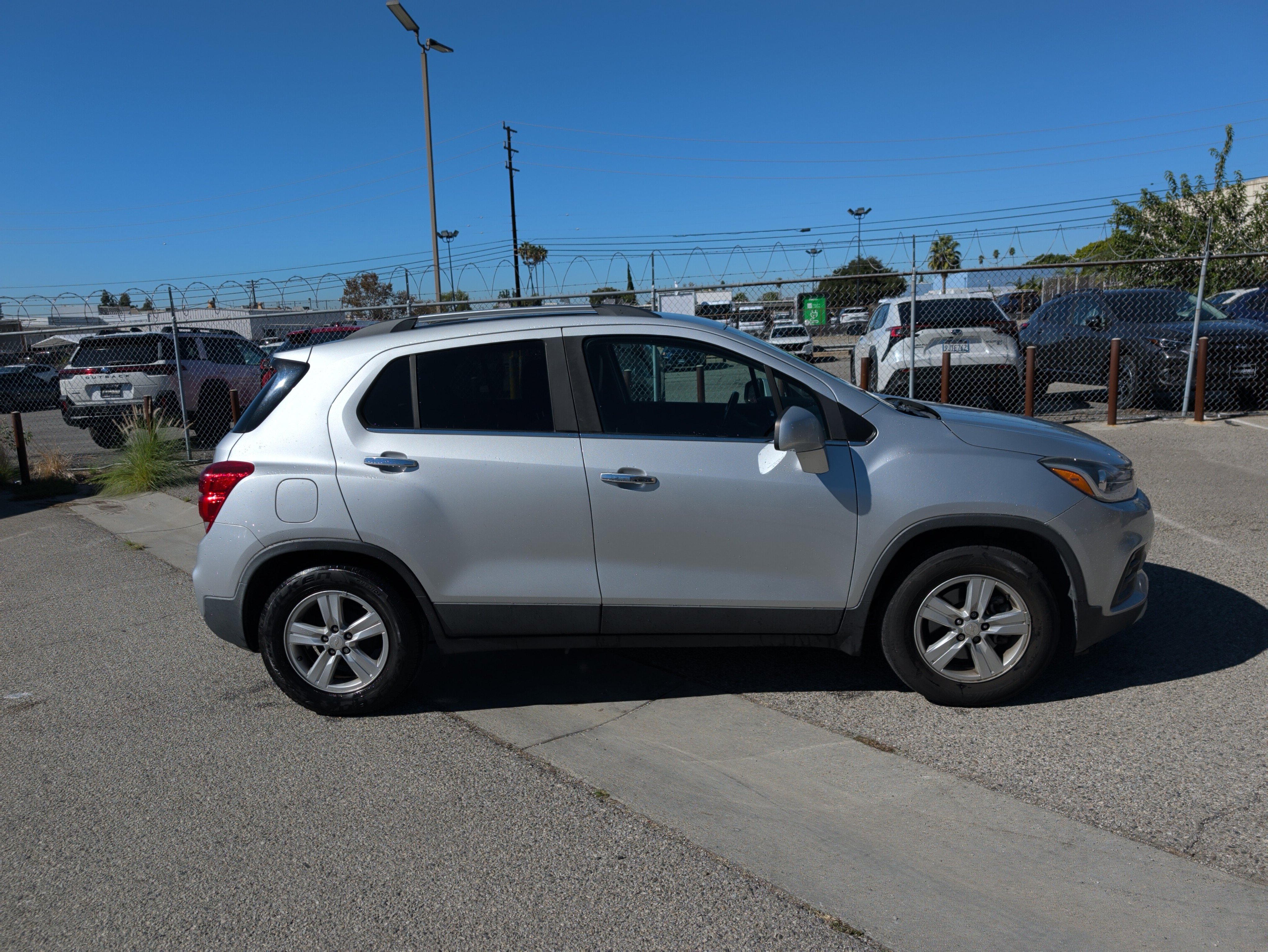 Used 2019 Chevrolet Trax LT w/ LT Convenience Package FWD image 3