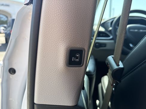 Used 2024 Chrysler Pacifica Touring-L FWD image 23