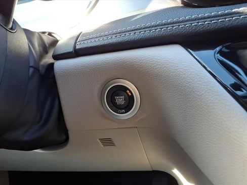 Used 2024 Chrysler Pacifica Limited FWD image 32