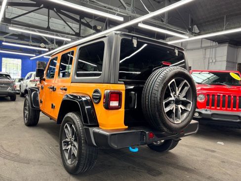 Used 2024 Jeep Wrangler Unlimited w/ Convenience Group AWD/4WD image 4