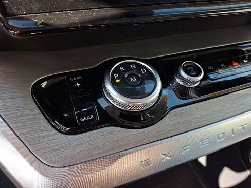 Certified 2025 Ford Expedition Platinum AWD/4WD image 17