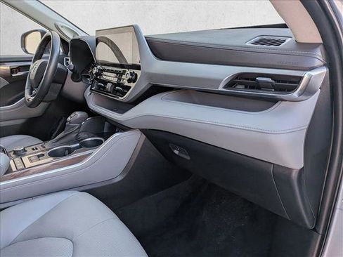 Certified 2021 Toyota Highlander Platinum image 23