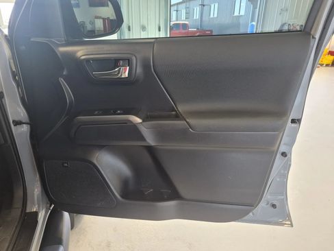 Used 2021 Toyota Tacoma TRD Off-Road w/ TRD Premium Off Road Package AWD/4WD image 17