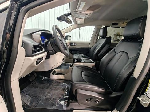 Used 2024 Chrysler Pacifica Touring-L FWD image 25