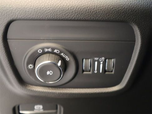 Used 2023 Jeep Grand Cherokee Overland w/ Luxury Tech Group IV RWD image 19