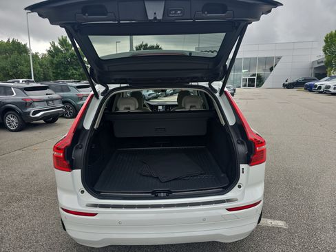 Used 2022 Volvo XC60 B5 Momentum w/ Advanced Package FWD image 12