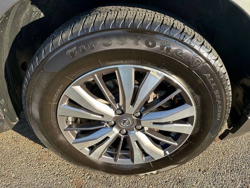 Used 2018 Nissan Pathfinder SV AWD/4WD image 29