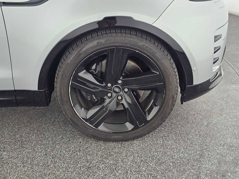 Used 2024 Land Rover Discovery Metropolitan Edition image 9